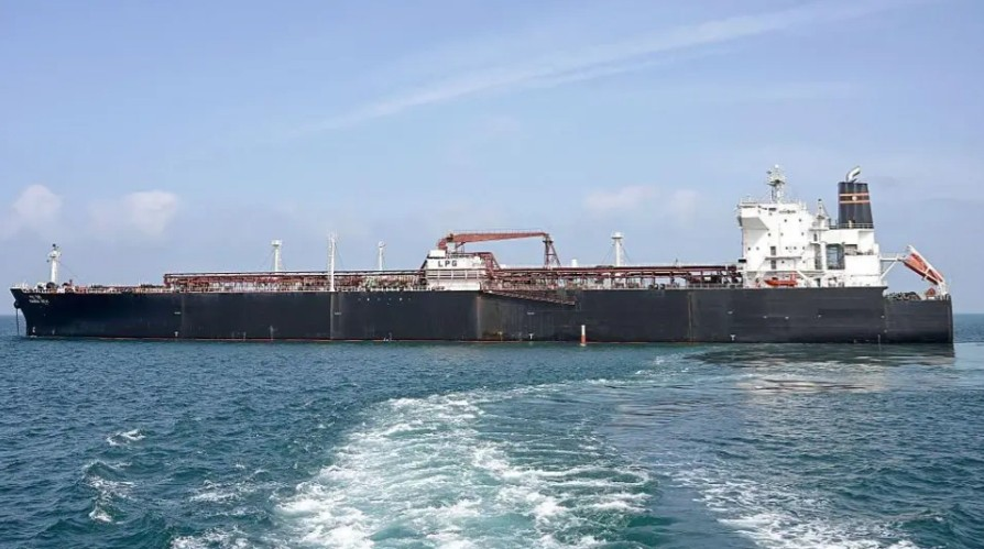 Hiện có hơn 800 tàu đang chờ qua eo biển Hormuz 